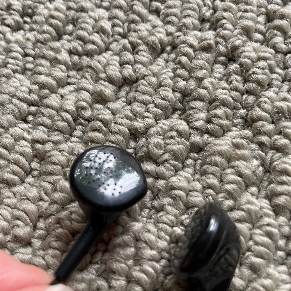 Flat Rounded Wire Ear Buds In Black - Picture 4 of 7